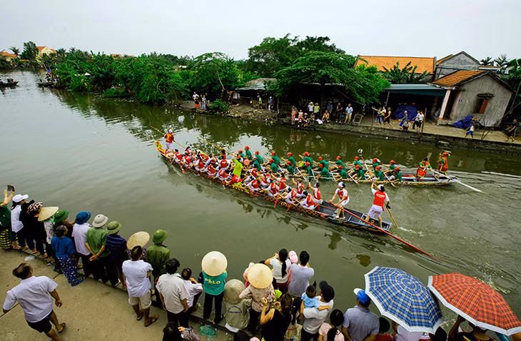 Thi bơi chải trong Lễ hội Xuống đồng ở Phong Cốc, Hà Nam năm 2017. Ảnh: Dương Phượng Đại (CTV)