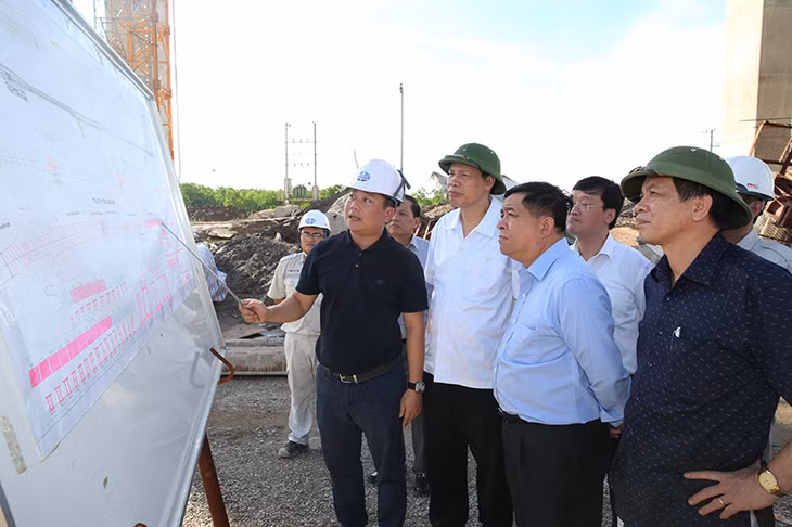 Bộ trưởng Bộ KH&ĐT nghe chủ đầu tư dự án cầu Bạch Đằng báo cáo tiến độ thực hiện dự án.