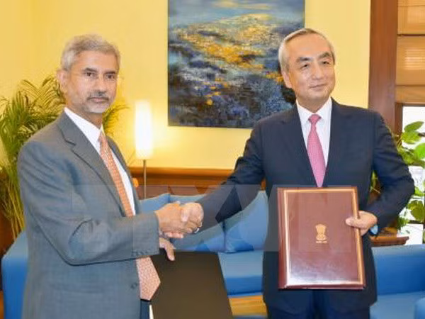 Bí thư Đối ngoại S Jaishankar (ảnh, trái) và Đại sứ Nhật Bản tại Ấn Độ Kenji Hiramatsu (ảnh, phải) trao đổi công hàm ngoại giao. (Ảnh: Kyodo/TTXVN)