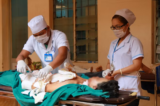 Hiến đang được các bác sỹ chăm sóc, điều trị tại bệnh viện