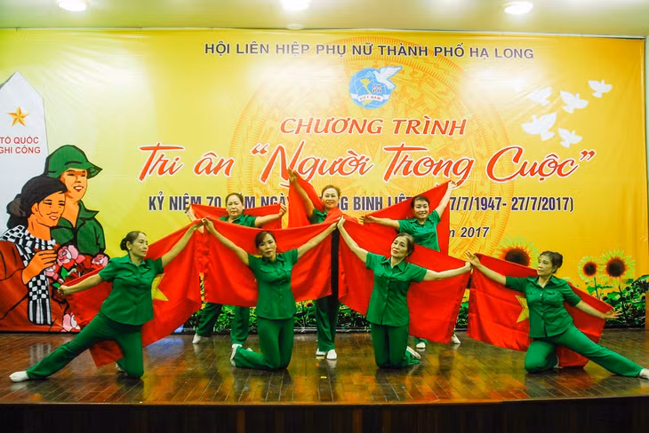 Tiết mục văn nghệ công phu do các hội viên Hội LHPN thành phố biểu diễn
