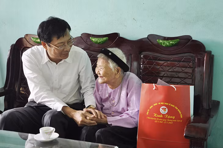 Đồng chí Bí thư Tỉnh ủy đã tới thăm, tặng quà