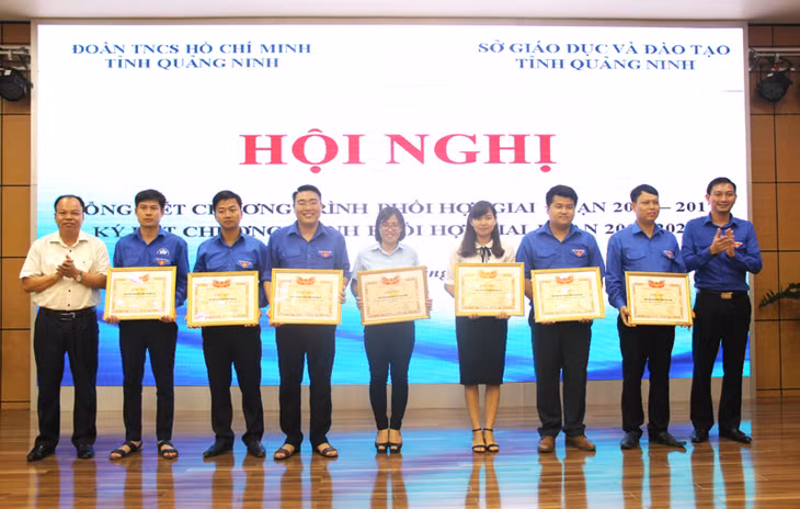 Tỉnh Đoàn khen thưởng 7 tập thể có thành tích xuất sắc trong công tác phối hợp với ngành Giáo dục & Đào tạo giai đoạn 2013-2017