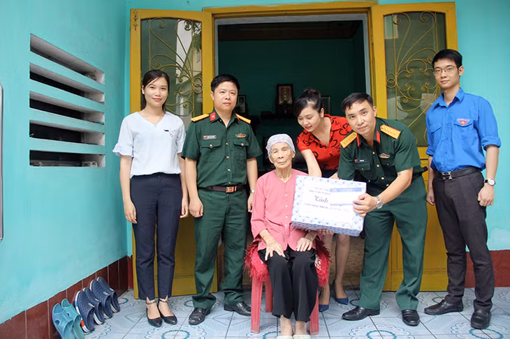 Đoàn Thanh niên Công ty Đầu tư xây dựng và Thương mại (Tổng Công ty Đông Bắc) phối hợp với Hội Phụ nữ đơn vị đến thăm, tặng quà Bà mẹ Việt Nam Anh hùng Vũ Thị Nhúng (khu 7B, phường Cẩm Phú, TP Cẩm Phả) nhân kỷ niệm 70 năm Ngày Thương binh - Liệt sĩ.