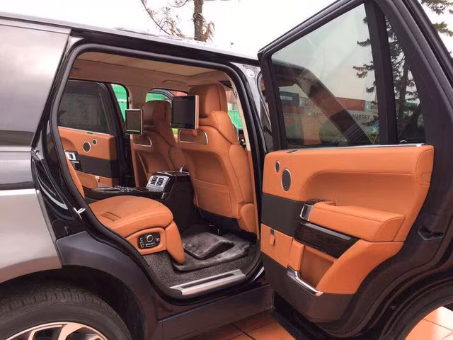 So với những chiếc sử dụng đông cơ V8 xuất hiện trước đó, bản Range Rover SVAutobiography Hybrid có điểm khác biệt chính nằm ở 