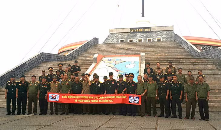 Đoàn Cựu chiến binh Binh đoàn Than thăm, chụp ảnh lưu niệm tại Cột mốc giới tuyến - vỹ tuyến 17 (Quảng Trị)