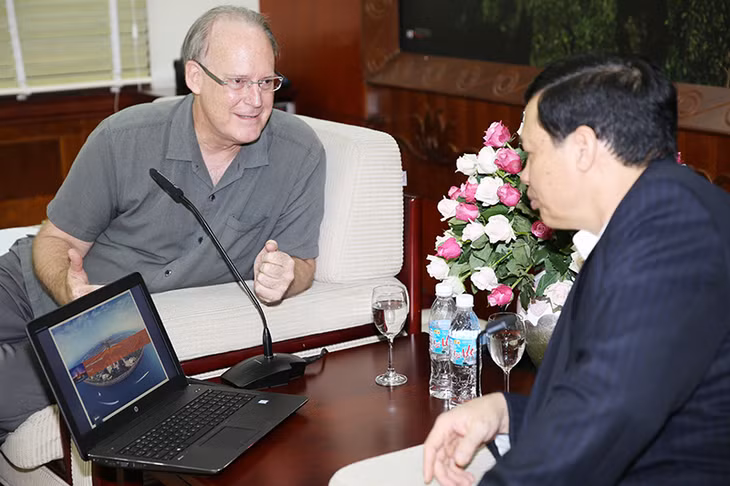 Ông Larry Ziebarth, Chủ tịch Công ty Quy hoạch và thiết kế HHCP (Mỹ) giới thiệu một số công trình nổi tiếng đã từng thiết kế.
