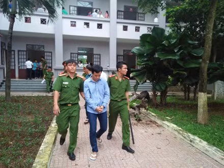 Lực lượng công an dẫn giải các bị cáo - Ảnh L.N