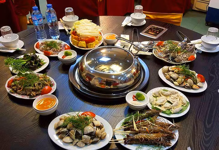 Giá lẩu hơi 150.000 đồng/suất với thực đơn gồm 12 loại hải sản, rau củ...