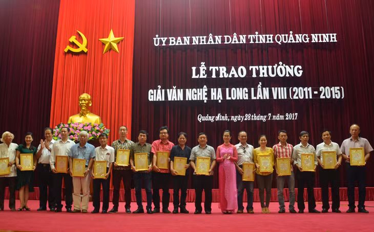 Các tác giả được nhận giải Ba.
