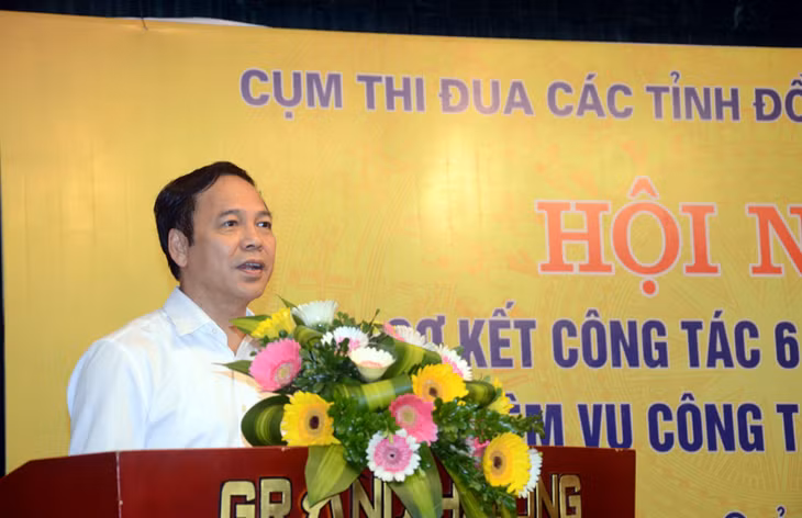 Đồng chí Đặng Huy Hậu, Ủy viên BTV Tỉnh ủy, Phó Chủ tịch Thường trực UBND tỉnh, Cụm phó Cụm thi đua 9 tỉnh ĐBSH năm 2017 phát biểu khai mạc hội nghị.