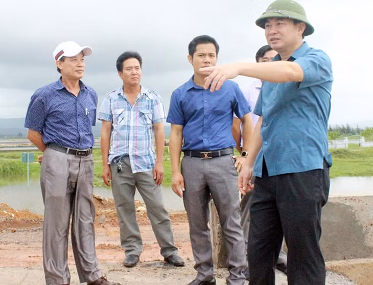 Đồng chí Ngô Hoàng Ngân (ngoài cùng, bên phải), Bí thư Thành uỷ Móng Cái kiểm tra tiến độ thi công tuyến đê thôn 2, 3, xã Hải Tiến, TP Móng Cái. Ảnh: Vi Thu (CTV)