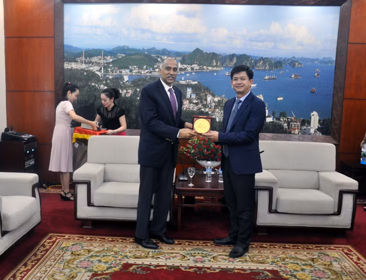 Đồng chí Lê Quang Tùng, Uỷ viên Dự khuyết T. Ư Đảng, Phó Chủ tịch UBND tỉnh tặng quà lưu niệm cho Đại sứ Ấn Độ tại Việt Nam 