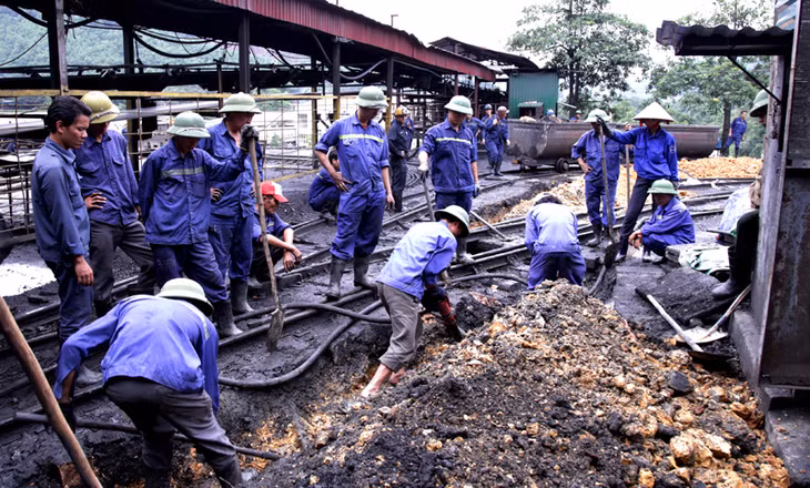 Công nhân Công ty than Nam Mẫu lắp đặt hệ thống thoát nước tại cửa lò.