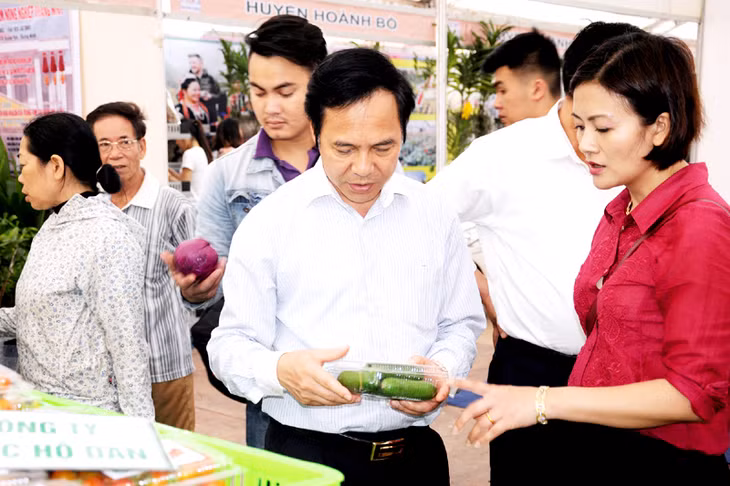 Đồng chí Đặng Huy Hậu, Phó Chủ tịch Thường trực UBND tỉnh kiểm tra công tác tổ chức Hội chợ OCOP hè 2016.