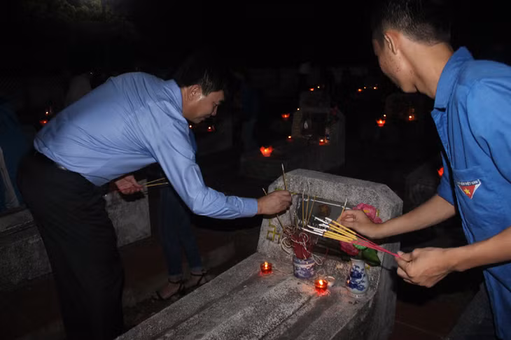 Cán bộ, ĐVTN TP Móng Cái thắp nén hương tri ân các anh hùng liệt sĩ.