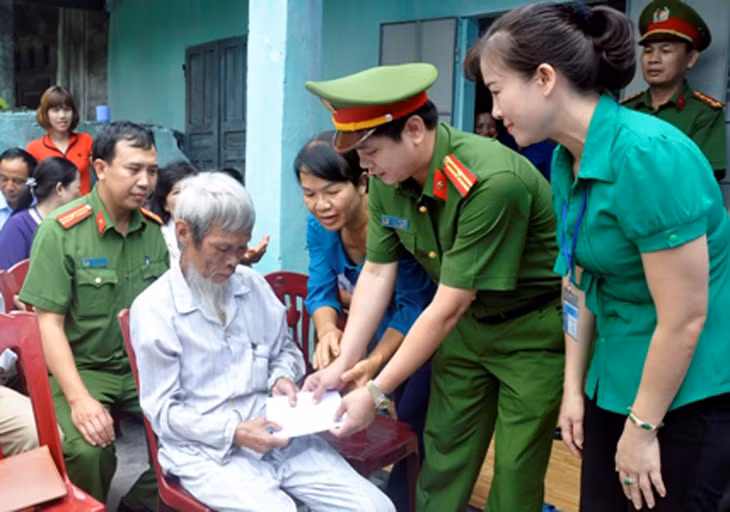 Công an TP Cẩm Phả trao hỗ trợ kinh phí sửa chữa nhà cho gia đình thương binh Phạm Văn Lãng (tổ 87, khu 7B, phường Cẩm Phú).