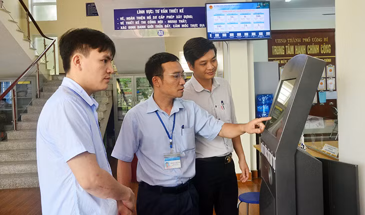 Các bộ Trung tâm Hành chính công TP Uông Bí hướng dẫn công dân quy trình đăng ký giải quyết TTHC.