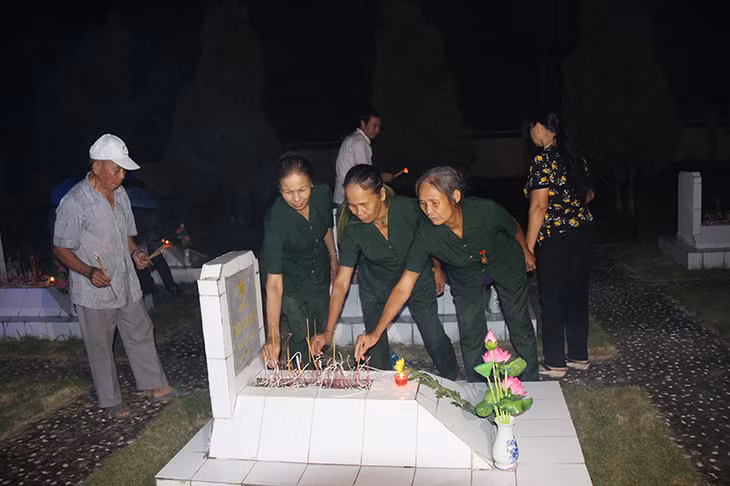 Những cựu thanh niên xung phong huyện Ba Chẽ dâng hương tưởng niệm các anh hùng liệt sĩ tại Nghĩa trang Liệt sĩ huyện Ba Chẽ.