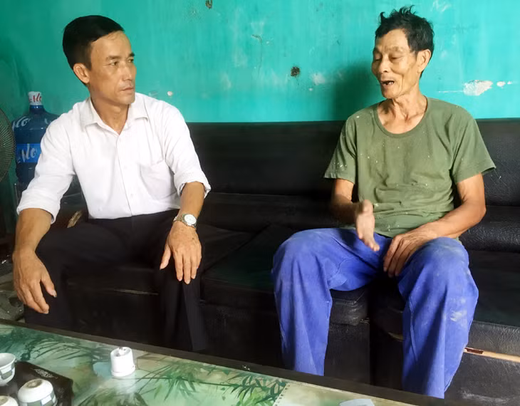 Ông Phạm Văn Bách (bên phải) kể chuyện tìm phần mộ của cha mình.