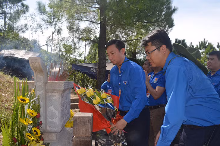 Dâng hương Viếng mộ Đại tường Võ Nguyên Giáp