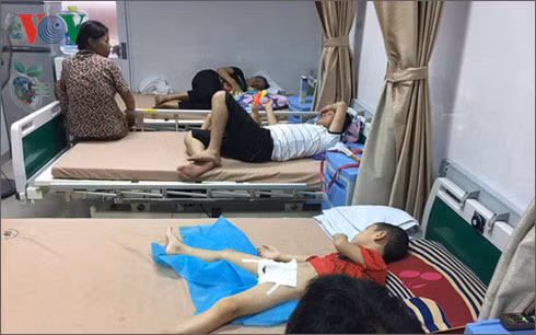 Trẻ mắc sùi mào gà được điều trị tích cực tại BV Da liễu Trung ương