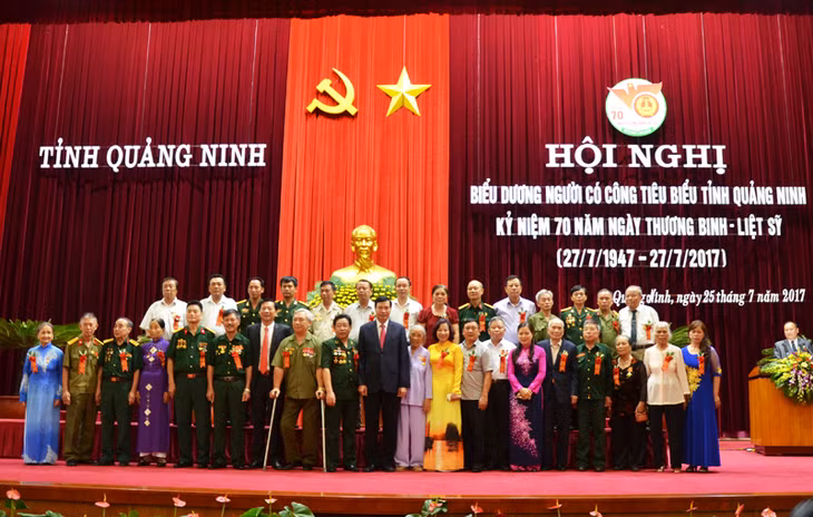 Các đồng chí lãnh đạo tỉnh chụp ảnh lưu niệm cùng đoàn đại biểu người có công TX Đông Triều