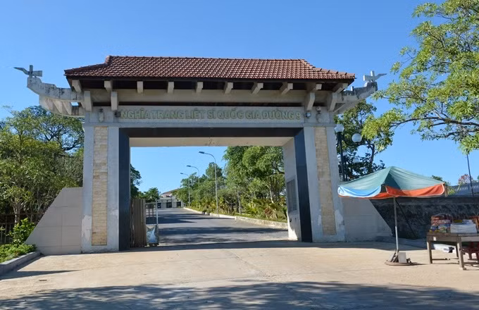 Nghĩa trang liệt sĩ Đường 9, Quảng Trị Nghĩa trang liệt sĩ đường 9 được nâng cấp, xây dựng từ nghĩa trang liệt sĩ thị xã Ðông Hà, nằm trên một vùng đồi, mặt quay ra hướng quốc lộ 9. Đây là nơi yên nghỉ của hơn 10.000 liệt sĩ gồm bộ đội chủ lực, bộ đội địa phương, dân quân du kích và thanh niên xung phong từng chiến đấu, phục vụ chiến đấu trên mặt trận Đường 9 và ở đất bạn Lào trong suốt cuộc kháng chiến chống Mỹ. Ảnh: Thanh Tuyết.