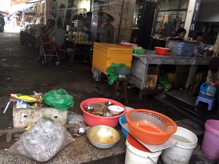 Rác thải vứt bừa bãi ngay cạnh chỗ bán hàng ăn uống.
