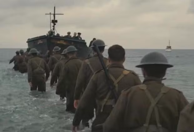 Binh lính chờ được được giải cứu khỏi Đức Quốc xã trong bom tấn Dunkirk của Christopher Nolan.