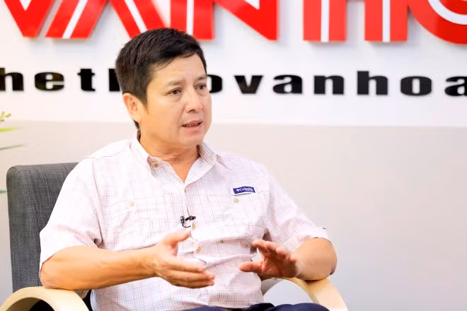 NSƯT Chí Trung trong trường quay của báo Thể thao & Văn hóa (Truyền hình TTXVN). Ảnh Nguyễn Đình Hòa.