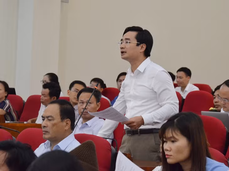 Chủ tịch UBND TP Uông Bí trả lời chất vấn.
