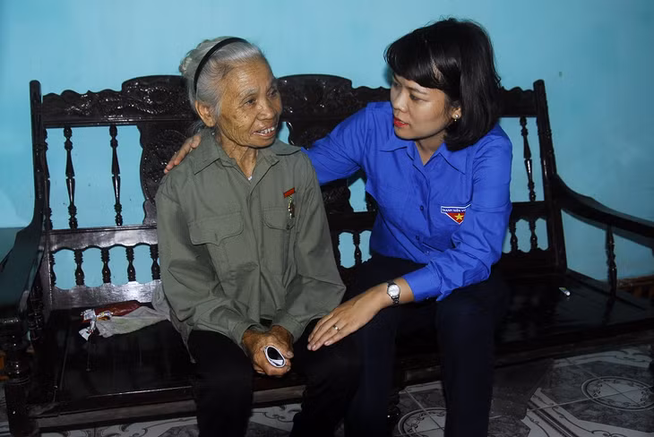 Đồng chí Vũ Thị Diệu Linh, Phó Bí thư Thường trực Tỉnh Đoàn, thăm và tặng quà cựu TNXP Vũ Thị Loan tại khu 6A, phường Cẩm Phú, TP Cẩm Phả