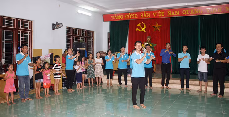 Tổ chức sinh hoạt hè cho thiếu nhi địa phương vào các tối thứ 2, 4, 6 hàng tuần.