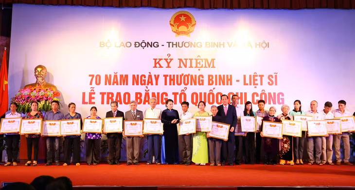 Chủ tịch Quốc hội Nguyễn Thị Kim Ngân và Bộ trưởng Bộ LĐ-TB&XH Đào Ngọc Dung trao bằng Tổ quốc ghi công tới đại diện gia đình liệt sĩ (Ảnh: KT)