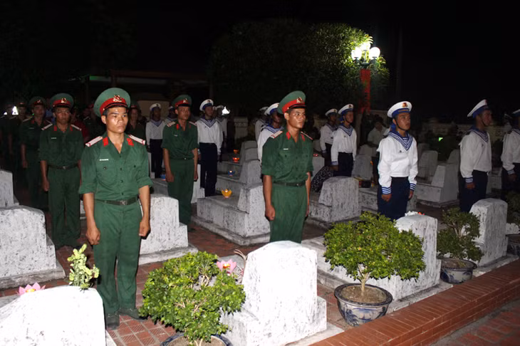 Lễ thắp nến tri ân được tổ chức trang trọng. 