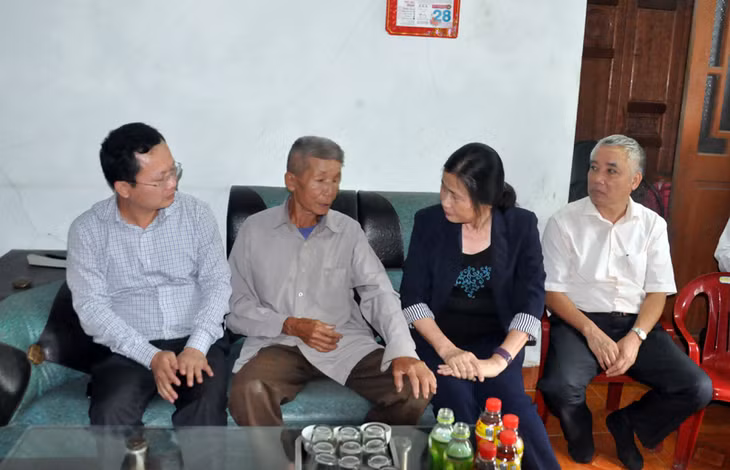 Đồng chí Đỗ Thị Hoàng, Phó Bí thư Thường trực Tỉnh thăm, tặng quà ông Tô Thành Thân là bố liệt sỹ ở thôn Nhâm Cao, xã Đại Bình, huyện Đầm Hà