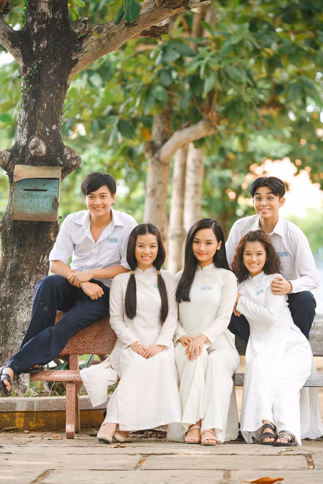 Dàn diễn viên chính trong Cô gái đến từ hôm qua. Ảnh: ĐPCC.