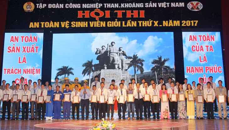 Lãnh đạo Tập đoàn và Công nghiệp Than- Khoáng sản Việt Nam trao chứng nhận AT-VSV xuất sắc cấp Tập đoàn năm 2017.