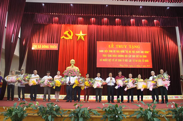 Đồng chí Hà Hải Dương, Chủ tịch UBND thị xã Đông Triều, thừa ủy quyền của Chủ tịch nước, tặng thưởng Huân chương Độc lập cho 13 gia đình có nhiều liệt sĩ hy sinh vì độc lập, tự do của Tổ quốc trên địa bàn thị xã 