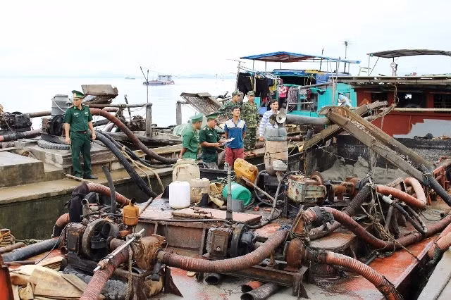 Lực lượng chức năng bắt giữ phương tiện khai thác cát trái phép tại xã Phú Hải (huyện Hải Hà) ngày 15-8-2016. Ảnh: Ánh Hồng (CTV)