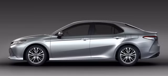 Nằm bên trong thân vỏ của Camry 2018 là cơ sở gầm bệ Toyota New Global Architecture (TNGA) dạng mô-đun tương tự Prius thế hệ mới. Cơ sở gầm bệ này không chỉ giúp phân bổ trọng lượng cân bằng mà còn hạ thấp trọng tâm xe, từ đó cải thiện khả năng xử lý và độ ổn định ở tốc độ cao. Hệ thống treo của Toyota Camry 2018 bao gồm thanh giằng MacPherson trước và xương đòn kép đằng sau.