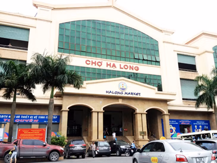 Nhằm phát triển hệ thống chợ nói riêng và hạ tầng thương mại nói chung, việc thu hút các nguồn lực đầu tư, nâng cấp, xây dựng các chợ là rất quan trọng. Trong ảnh: Chợ Hạ Long 1, TP Hạ Long.