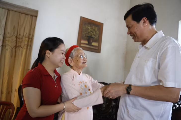 Chủ tịch UBND tỉnh tặng quà và trò chuyện với bà Phạm Thị Song, vợ liệt sĩ.