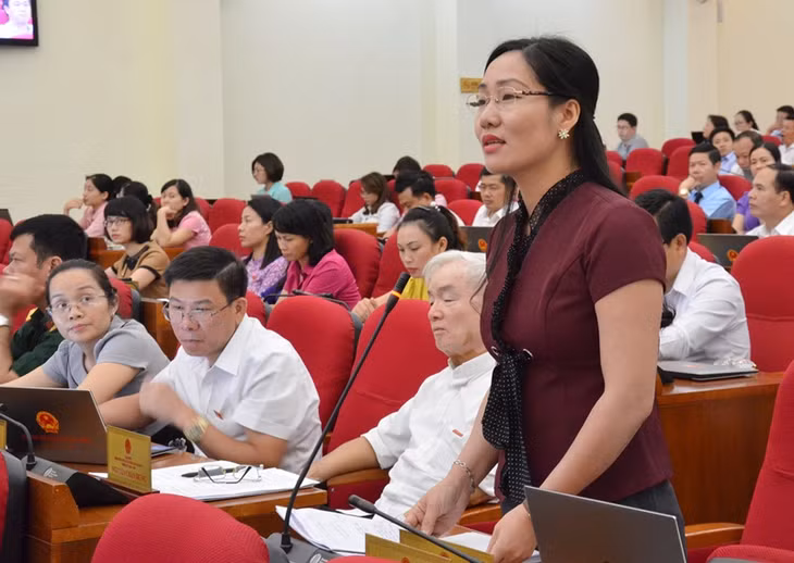 ĐB Nguyễn Thị Hạnh, Tổ Hoành Bồ, chất vấn Giám đốc Sở Y tế.