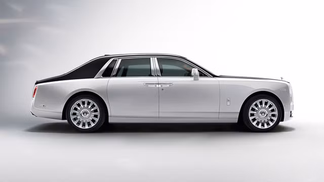 Không chỉ tiện nghi, nội thất của Rolls-Royce Phantom 2018 còn yên tĩnh hơn nhờ 130 kg vật liệu cách âm, những khớp nối bằng nhôm đúc cỡ lớn và kính 2 lớp dày 6 mm xung quanh xe. Đó là chưa kể đến lốp Silent-Seal độc đáo với lớp bọt bên trong để giảm 9 dB tiếng ồn. Hãng Rolls-Royce khẳng định những thay đổi trên giúp Phantom 2018 giảm tiếng ồn đến 10% khi chạy ở vận tốc 100 km/h so với phiên bản cũ.