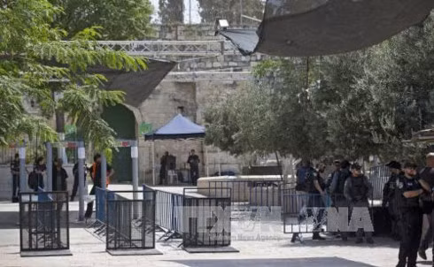 Cảnh sát Israel gác bên các máy dò kim loại và camera an ninh tại khu vực lối vào đền thờ Al-Aqsa ở Jerusalem ngày 23/7. Ảnh: EPA/TTXVN