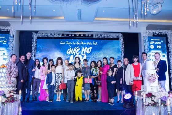 Ekip đoàn phim trong ngày ra mắt báo chí