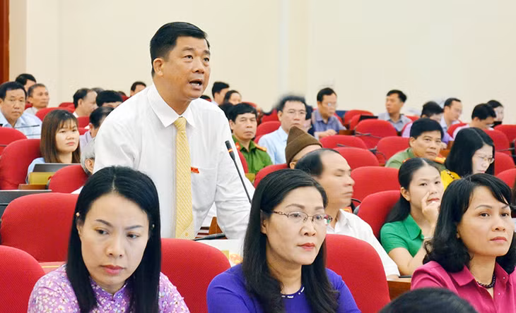Chủ tịch UBND TX Đông Triều Hà Hải Dương trả lời chất vấn tại Kỳ họp thứ 5, HĐND tỉnh khoá XIII về trách nhiệm của chính quyền địa phương đối với công tác quản lý tài nguyên, khoáng sản. Ảnh: Thanh Tùng