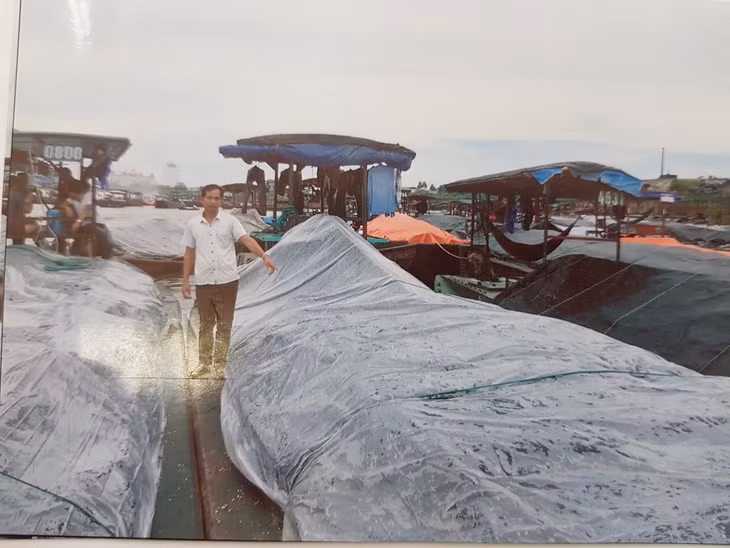 Ba chiếc đò máy chở hàng hóa không rõ nguồn gốc nhập lậu bị bắt giữ